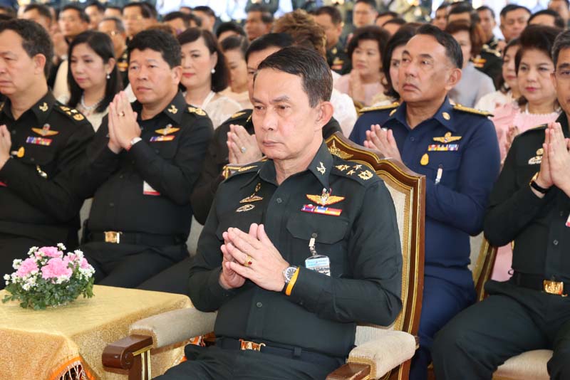 055 ปลัดกระทรวงกลาโหม พร้อมด้วย นายกสมาคมภริยาฯ เป็นประธานพิธีทำบุญตักบาตรเนื่องในเทศกาลขึ้นปีใหม่