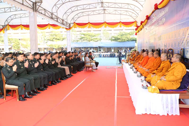 055 ปลัดกระทรวงกลาโหม พร้อมด้วย นายกสมาคมภริยาฯ เป็นประธานพิธีทำบุญตักบาตรเนื่องในเทศกาลขึ้นปีใหม่