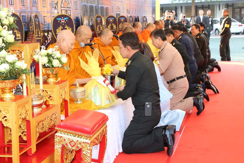 055 ปลัดกระทรวงกลาโหม พร้อมด้วย นายกสมาคมภริยาฯ เป็นประธานพิธีทำบุญตักบาตรเนื่องในเทศกาลขึ้นปีใหม่