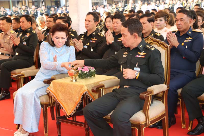 055 ปลัดกระทรวงกลาโหม พร้อมด้วย นายกสมาคมภริยาฯ เป็นประธานพิธีทำบุญตักบาตรเนื่องในเทศกาลขึ้นปีใหม่