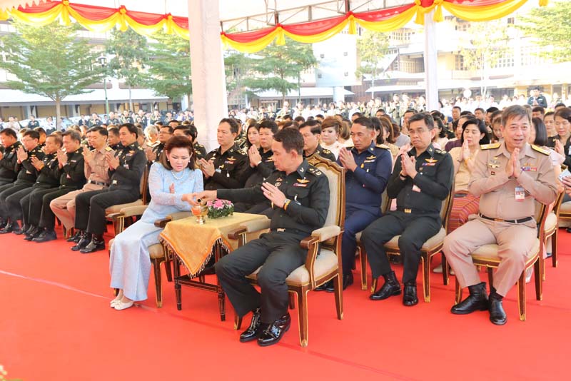 055 ปลัดกระทรวงกลาโหม พร้อมด้วย นายกสมาคมภริยาฯ เป็นประธานพิธีทำบุญตักบาตรเนื่องในเทศกาลขึ้นปีใหม่