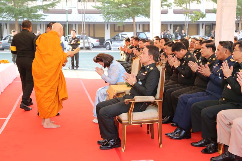 055 ปลัดกระทรวงกลาโหม พร้อมด้วย นายกสมาคมภริยาฯ เป็นประธานพิธีทำบุญตักบาตรเนื่องในเทศกาลขึ้นปีใหม่