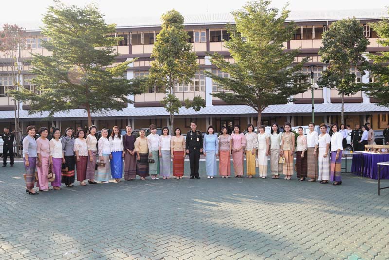 055 ปลัดกระทรวงกลาโหม พร้อมด้วย นายกสมาคมภริยาฯ เป็นประธานพิธีทำบุญตักบาตรเนื่องในเทศกาลขึ้นปีใหม่