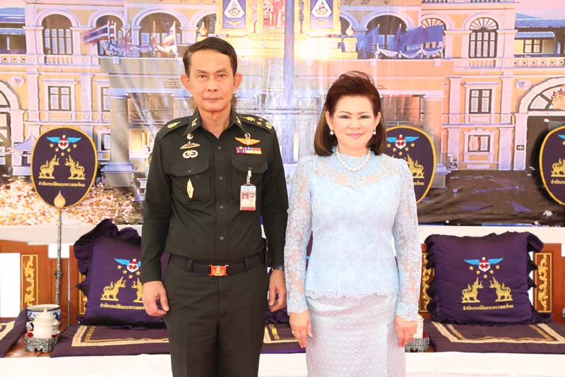 055 ปลัดกระทรวงกลาโหม พร้อมด้วย นายกสมาคมภริยาฯ เป็นประธานพิธีทำบุญตักบาตรเนื่องในเทศกาลขึ้นปีใหม่