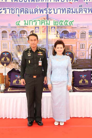 055 ปลัดกระทรวงกลาโหม พร้อมด้วย นายกสมาคมภริยาฯ เป็นประธานพิธีทำบุญตักบาตรเนื่องในเทศกาลขึ้นปีใหม่