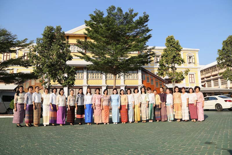 055 ปลัดกระทรวงกลาโหม พร้อมด้วย นายกสมาคมภริยาฯ เป็นประธานพิธีทำบุญตักบาตรเนื่องในเทศกาลขึ้นปีใหม่
