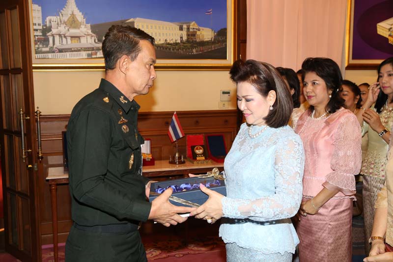 056 นายกสมาคมภริยาฯ นำคณะกรรมการสมาคม เข้าอำนวยพร และขอรับพรปีใหม่ จาก พลเอก ปรีชา จันทร์โอชา ปลัดกระทรวงกลาโหม