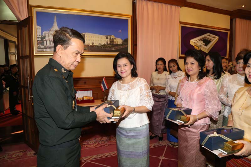 056 นายกสมาคมภริยาฯ นำคณะกรรมการสมาคม เข้าอำนวยพร และขอรับพรปีใหม่ จาก พลเอก ปรีชา จันทร์โอชา ปลัดกระทรวงกลาโหม