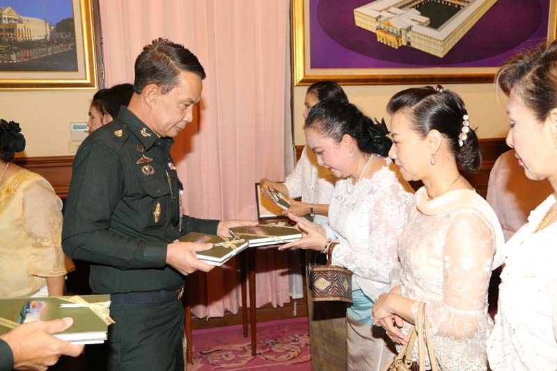 056 นายกสมาคมภริยาฯ นำคณะกรรมการสมาคม เข้าอำนวยพร และขอรับพรปีใหม่ จาก พลเอก ปรีชา จันทร์โอชา ปลัดกระทรวงกลาโหม