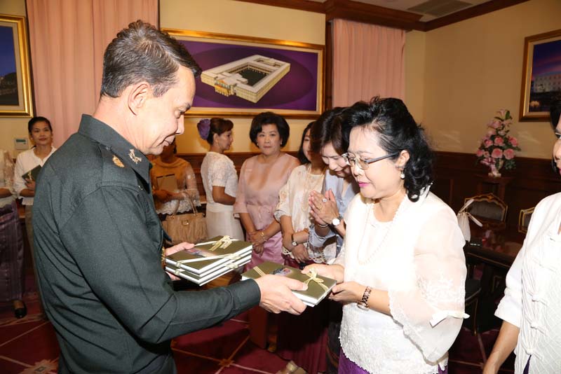 056 นายกสมาคมภริยาฯ นำคณะกรรมการสมาคม เข้าอำนวยพร และขอรับพรปีใหม่ จาก พลเอก ปรีชา จันทร์โอชา ปลัดกระทรวงกลาโหม