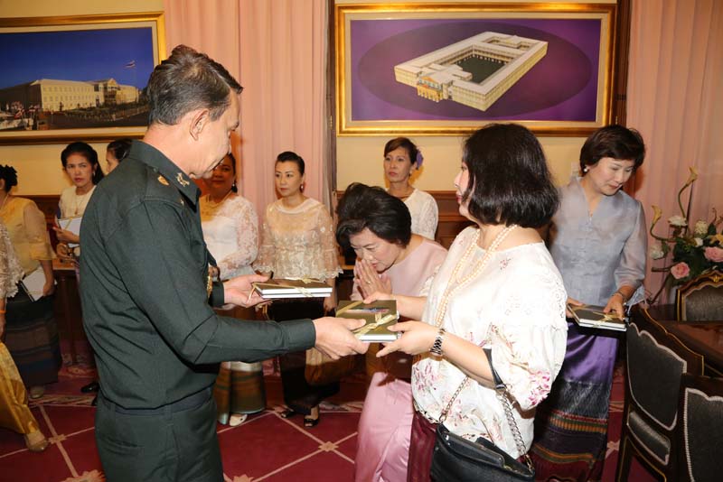 056 นายกสมาคมภริยาฯ นำคณะกรรมการสมาคม เข้าอำนวยพร และขอรับพรปีใหม่ จาก พลเอก ปรีชา จันทร์โอชา ปลัดกระทรวงกลาโหม