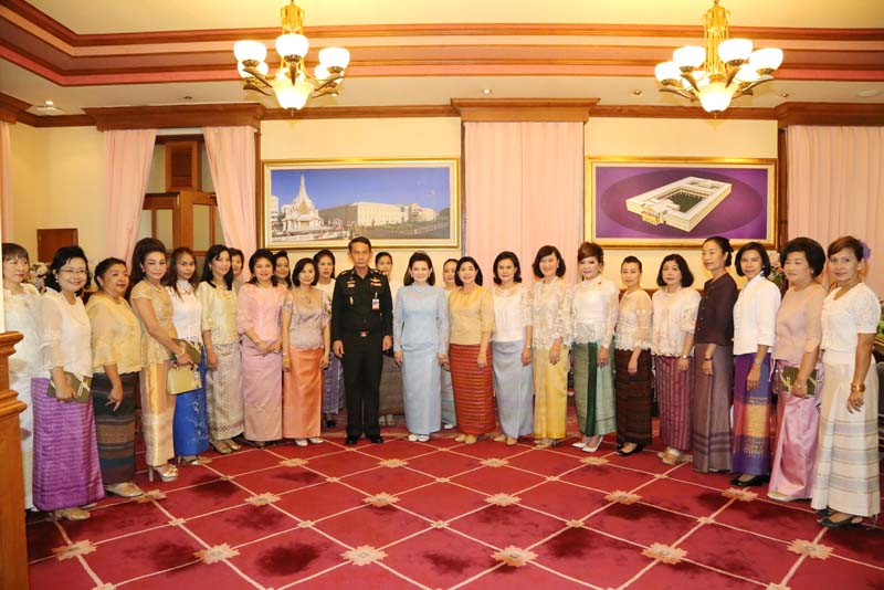 056 นายกสมาคมภริยาฯ นำคณะกรรมการสมาคม เข้าอำนวยพร และขอรับพรปีใหม่ จาก พลเอก ปรีชา จันทร์โอชา ปลัดกระทรวงกลาโหม