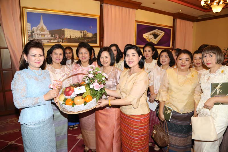 056 นายกสมาคมภริยาฯ นำคณะกรรมการสมาคม เข้าอำนวยพร และขอรับพรปีใหม่ จาก พลเอก ปรีชา จันทร์โอชา ปลัดกระทรวงกลาโหม