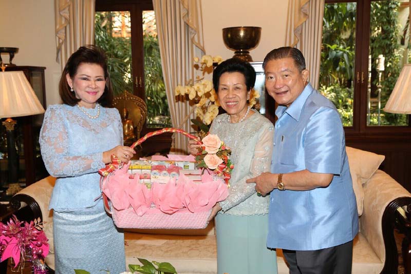 057 นายกสมาคมภริยาฯ เข้าเยี่ยมคาราวะและอวยพร คุณเจริญ และ คุณหญิงวรรณา สิริวัฒนภักดี ในวาระดิถีขึ้นปีใหม่