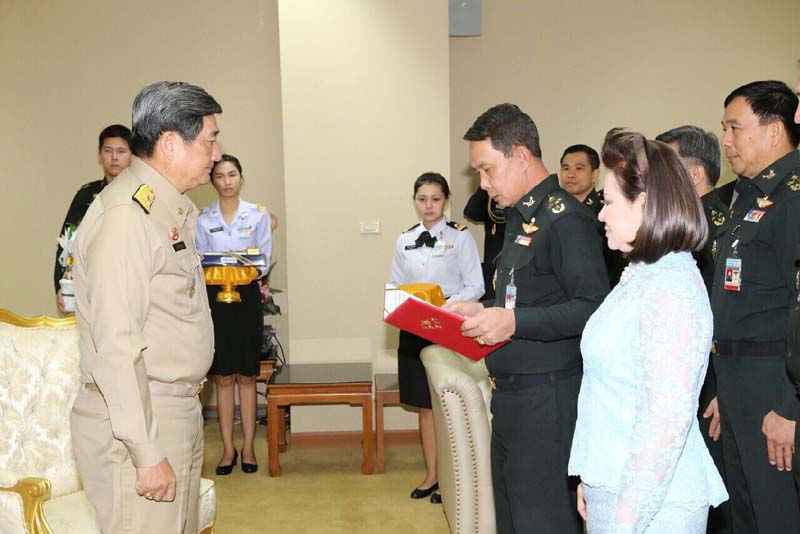 058 ปลัดกระทรวงกลาโหม และ นายกสมาคมภริยาฯ นำข้าราชการชั้นผู้ใหญ่สำนักงานปลัดกระทรวงกลาโหม เข้าเย...