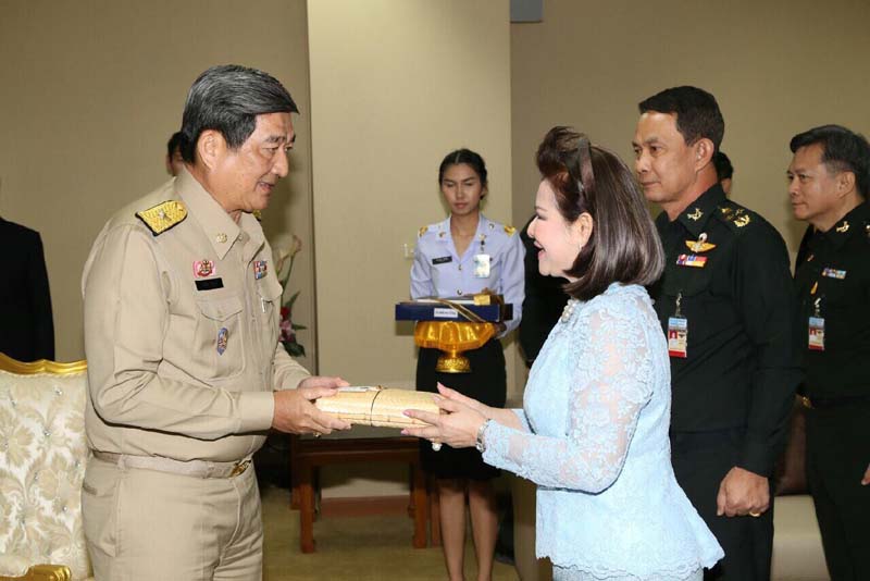 058 ปลัดกระทรวงกลาโหม และ นายกสมาคมภริยาฯ นำข้าราชการชั้นผู้ใหญ่สำนักงานปลัดกระทรวงกลาโหม เข้าเยี่ยมคาราวะ และอวยพรปีใหม่ พลเอก ศิริชัย ดิษฐกุล