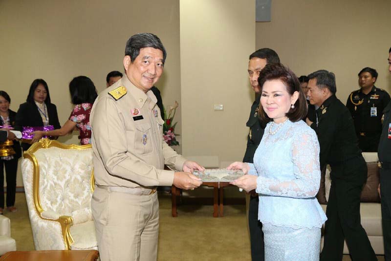 058 ปลัดกระทรวงกลาโหม และ นายกสมาคมภริยาฯ นำข้าราชการชั้นผู้ใหญ่สำนักงานปลัดกระทรวงกลาโหม เข้าเยี่ยมคาราวะ และอวยพรปีใหม่ พลเอก ศิริชัย ดิษฐกุล