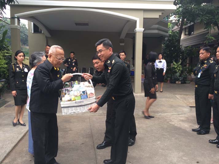 060 พลเอก ชัยชาญ ช้างมงคล รองปลัดกระทรวงกลาโหม เป็นผู้แทนปลัดกระทรวงกลาโหม และ คุณวิภาพร ช้างมงคล อุปนายกสมาคมฯ ผู้แทนนายกสมาคมภริยาฯ