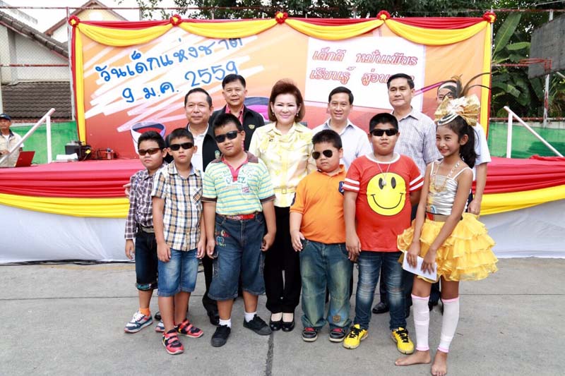061 นายกสมาคมภริยาฯ เป็นประธานจัดงานวันเด็กของ สป. ที่ศูนย์ประชาชื่น และแจ้งวัฒนะ พร้อมทั้งให้ข้อคิดแก่ผู้ปกครองและเด็กที่มาร่วมงาน “เกิดที่พ่อ ก่อที่แม่ แก่ที่ลูก ลูกคือผลผลิตที่พ่อแม่อบรมสั่งสอนมา ให้ผู้ปกครองดูแลลูกให้ดี เพราะอนาคตของชาติฝากไว้กับเด็กๆ" วันเสาร์ที่ ๙ มกราคม ๒๕๕๙