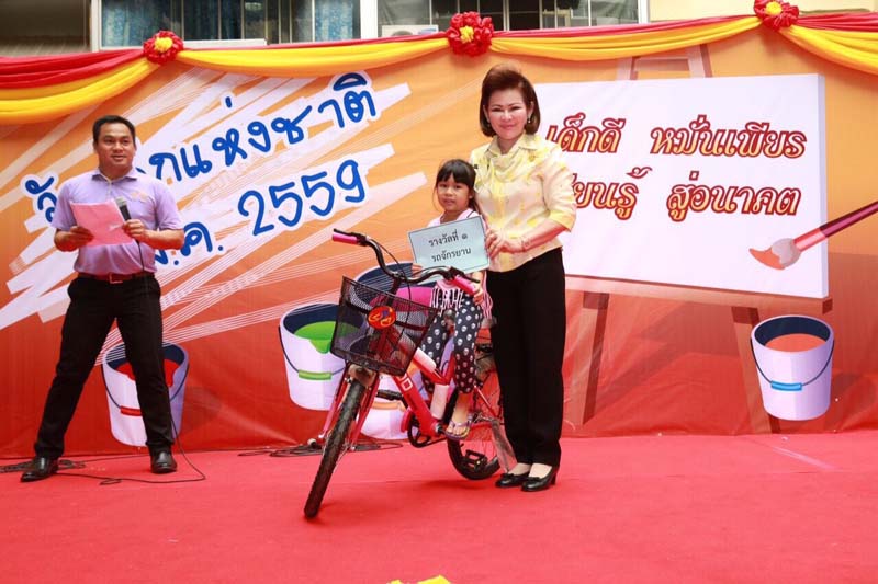 061 นายกสมาคมภริยาฯ เป็นประธานจัดงานวันเด็กของ สป. ที่ศูนย์ประชาชื่น และแจ้งวัฒนะ พร้อมทั้งให้ข้อคิดแก่ผู้ปกครองและเด็กที่มาร่วมงาน “เกิดที่พ่อ ก่อที่แม่ แก่ที่ลูก ลูกคือผลผลิตที่พ่อแม่อบรมสั่งสอนมา ให้ผู้ปกครองดูแลลูกให้ดี เพราะอนาคตของชาติฝากไว้กับเด็กๆ" วันเสาร์ที่ ๙ มกราคม ๒๕๕๙