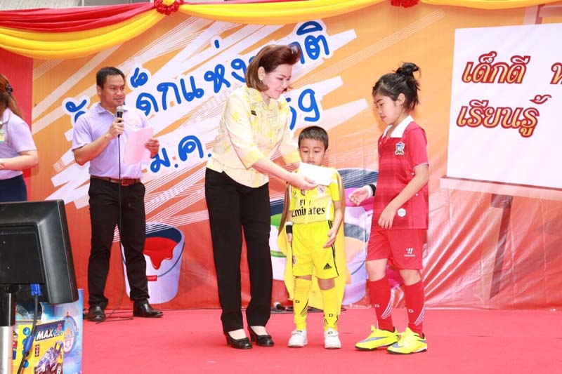 061 นายกสมาคมภริยาฯ เป็นประธานจัดงานวันเด็กของ สป. ที่ศูนย์ประชาชื่น และแจ้งวัฒนะ พร้อมทั้งให้ข้อคิดแก่ผู้ปกครองและเด็กที่มาร่วมงาน “เกิดที่พ่อ ก่อที่แม่ แก่ที่ลูก ลูกคือผลผลิตที่พ่อแม่อบรมสั่งสอนมา ให้ผู้ปกครองดูแลลูกให้ดี เพราะอนาคตของชาติฝากไว้กับเด็กๆ" วันเสาร์ที่ ๙ มกราคม ๒๕๕๙