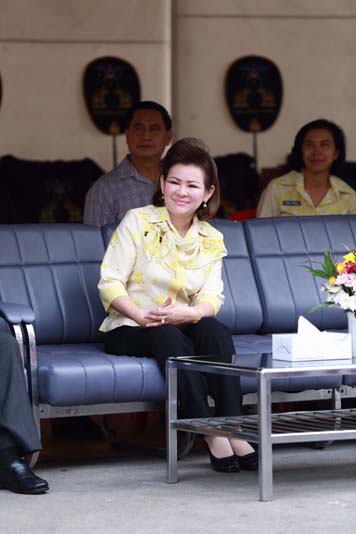 061 นายกสมาคมภริยาฯ เป็นประธานจัดงานวันเด็กของ สป. ที่ศูนย์ประชาชื่น และแจ้งวัฒนะ พร้อมทั้งให้ข้อคิดแก่ผู้ปกครองและเด็กที่มาร่วมงาน “เกิดที่พ่อ ก่อที่แม่ แก่ที่ลูก ลูกคือผลผลิตที่พ่อแม่อบรมสั่งสอนมา ให้ผู้ปกครองดูแลลูกให้ดี เพราะอนาคตของชาติฝากไว้กับเด็กๆ" วันเสาร์ที่ ๙ มกราคม ๒๕๕๙