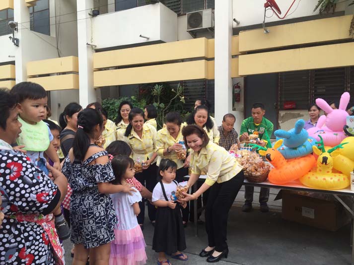061 นายกสมาคมภริยาฯ เป็นประธานจัดงานวันเด็กของ สป. ที่ศูนย์ประชาชื่น และแจ้งวัฒนะ พร้อมทั้งให้ข้อคิดแก่ผู้ปกครองและเด็กที่มาร่วมงาน “เกิดที่พ่อ ก่อที่แม่ แก่ที่ลูก ลูกคือผลผลิตที่พ่อแม่อบรมสั่งสอนมา ให้ผู้ปกครองดูแลลูกให้ดี เพราะอนาคตของชาติฝากไว้กับเด็กๆ" วันเสาร์ที่ ๙ มกราคม ๒๕๕๙