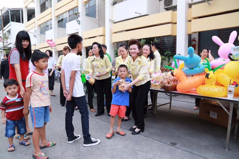 061 นายกสมาคมภริยาฯ เป็นประธานจัดงานวันเด็กของ สป. ที่ศูนย์ประชาชื่น และแจ้งวัฒนะ พร้อมทั้งให้ข้อคิดแก่ผู้ปกครองและเด็กที่มาร่วมงาน “เกิดที่พ่อ ก่อที่แม่ แก่ที่ลูก ลูกคือผลผลิตที่พ่อแม่อบรมสั่งสอนมา ให้ผู้ปกครองดูแลลูกให้ดี เพราะอนาคตของชาติฝากไว้กับเด็กๆ" วันเสาร์ที่ ๙ มกราคม ๒๕๕๙