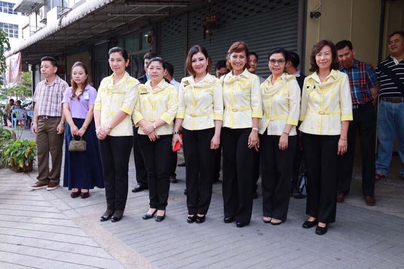 061 นายกสมาคมภริยาฯ เป็นประธานจัดงานวันเด็กของ สป. ที่ศูนย์ประชาชื่น และแจ้งวัฒนะ พร้อมทั้งให้ข้อคิดแก่ผู้ปกครองและเด็กที่มาร่วมงาน “เกิดที่พ่อ ก่อที่แม่ แก่ที่ลูก ลูกคือผลผลิตที่พ่อแม่อบรมสั่งสอนมา ให้ผู้ปกครองดูแลลูกให้ดี เพราะอนาคตของชาติฝากไว้กับเด็กๆ" วันเสาร์ที่ ๙ มกราคม ๒๕๕๙