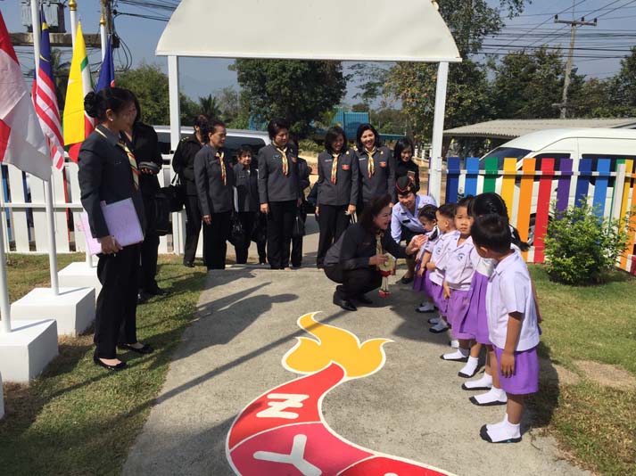 062 ปลัดกระทรวงกลาโหม และ นายกสมาคมภริยาฯ พร้อมด้วยข้าราชการชั้นผู้ใหญ่ สำนักงานปลัดกระทรวงกลาโหม และคณะ เดินทางตรวจเยี่ยมหน่วย ศูนย์พัฒนาปิโตรเลียมภาคเหนือ กรมการพลังงานทหาร