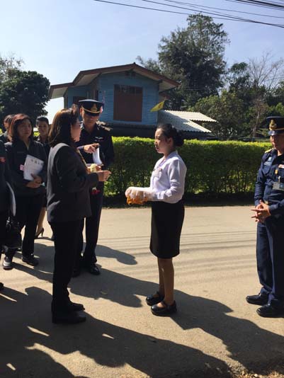 062 ปลัดกระทรวงกลาโหม และ นายกสมาคมภริยาฯ พร้อมด้วยข้าราชการชั้นผู้ใหญ่ สำนักงานปลัดกระทรวงกลาโหม และคณะ เดินทางตรวจเยี่ยมหน่วย ศูนย์พัฒนาปิโตรเลียมภาคเหนือ กรมการพลังงานทหาร