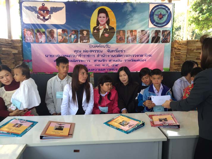 062 ปลัดกระทรวงกลาโหม และ นายกสมาคมภริยาฯ พร้อมด้วยข้าราชการชั้นผู้ใหญ่ สำนักงานปลัดกระทรวงกลาโหม และคณะ เดินทางตรวจเยี่ยมหน่วย ศูนย์พัฒนาปิโตรเลียมภาคเหนือ กรมการพลังงานทหาร