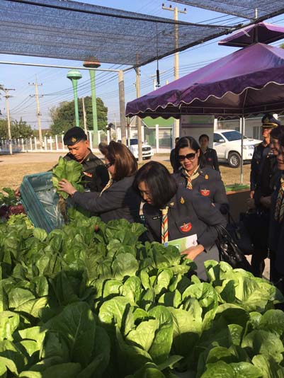 062 ปลัดกระทรวงกลาโหม และ นายกสมาคมภริยาฯ พร้อมด้วยข้าราชการชั้นผู้ใหญ่ สำนักงานปลัดกระทรวงกลาโหม และคณะ เดินทางตรวจเยี่ยมหน่วย ศูนย์พัฒนาปิโตรเลียมภาคเหนือ กรมการพลังงานทหาร