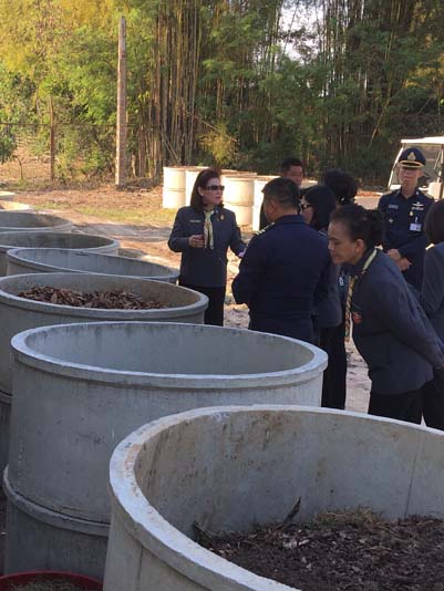 062 ปลัดกระทรวงกลาโหม และ นายกสมาคมภริยาฯ พร้อมด้วยข้าราชการชั้นผู้ใหญ่ สำนักงานปลัดกระทรวงกลาโหม และคณะ เดินทางตรวจเยี่ยมหน่วย ศูนย์พัฒนาปิโตรเลียมภาคเหนือ กรมการพลังงานทหาร