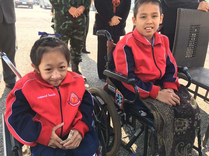 065 ผู้อำนวยการ โรงเรียนศรีสังวาลเชียงใหม่นำตัวแทนนักเรียนโรงเรียน สวัสดีปีใหม่และนำภาพมามอบให้ ปลัดกระทรวงกลาโหม และ นายกสมาคมภริยาฯ วันที่ ๑๓ มกราคม ๒๕๕๙