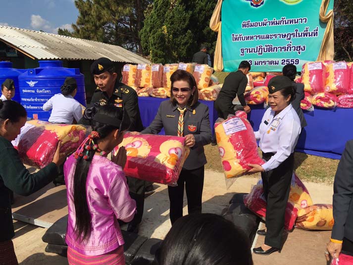 066 ปลัดกระทรวงกลาโหม และ นายกสมาคมภริยาฯ พร้อมคณะ เป็นประธานในพิธีมอบผ้าห่ม(๓๐๐ผืน) ให้กับทหารและราษฎรในพื้นที่ อีกทั้งยังมอบถังเก็บน้ำให้กับกองร้อยทหารพราน ๓๒๐๒ ที่ฐานกิ่วฮุง อ.แม่อาย จว.เชียงใหม่ วันที่ ๑๓ มกราคม ๒๕๕๙