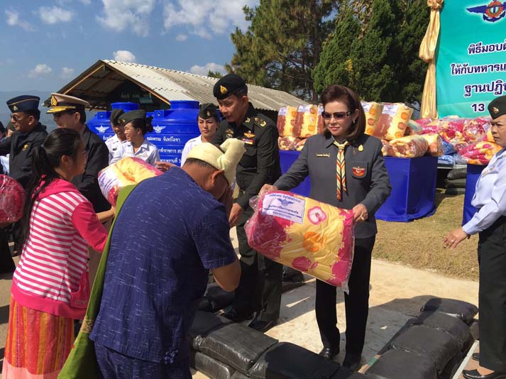 066 ปลัดกระทรวงกลาโหม และ นายกสมาคมภริยาฯ พร้อมคณะ เป็นประธานในพิธีมอบผ้าห่ม(๓๐๐ผืน) ให้กับทหารและราษฎรในพื้นที่ อีกทั้งยังมอบถังเก็บน้ำให้กับกองร้อยทหารพราน ๓๒๐๒ ที่ฐานกิ่วฮุง อ.แม่อาย จว.เชียงใหม่ วันที่ ๑๓ มกราคม ๒๕๕๙