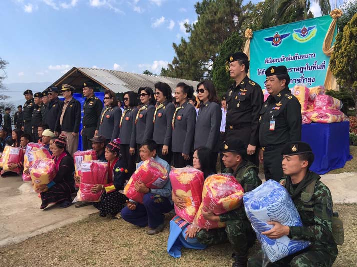 066 ปลัดกระทรวงกลาโหม และ นายกสมาคมภริยาฯ พร้อมคณะ เป็นประธานในพิธีมอบผ้าห่ม(๓๐๐ผืน) ให้กับทหารและราษฎรในพื้นที่ อีกทั้งยังมอบถังเก็บน้ำให้กับกองร้อยทหารพราน ๓๒๐๒ ที่ฐานกิ่วฮุง อ.แม่อาย จว.เชียงใหม่ วันที่ ๑๓ มกราคม ๒๕๕๙