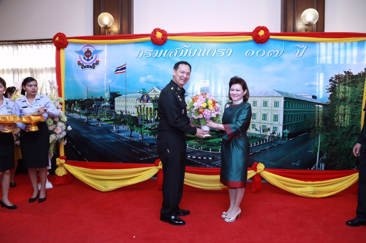 068 ปลัดกระทรวงกลาโหม พร้อมด้วย คุณผ่องพรรณ จันทร์โอชา นายกสมาคมภริยาฯ ร่วมพิธีบำเพ็ญกุศลงานวันคล้ายวันสถาปนากรมเสมียนตรา ประจำปี ๒๕๕๙ (๑๐๗ปี) ณ ห้องสุรศักดิ์มนตรี ภายในศาลาว่าการกลาโหม