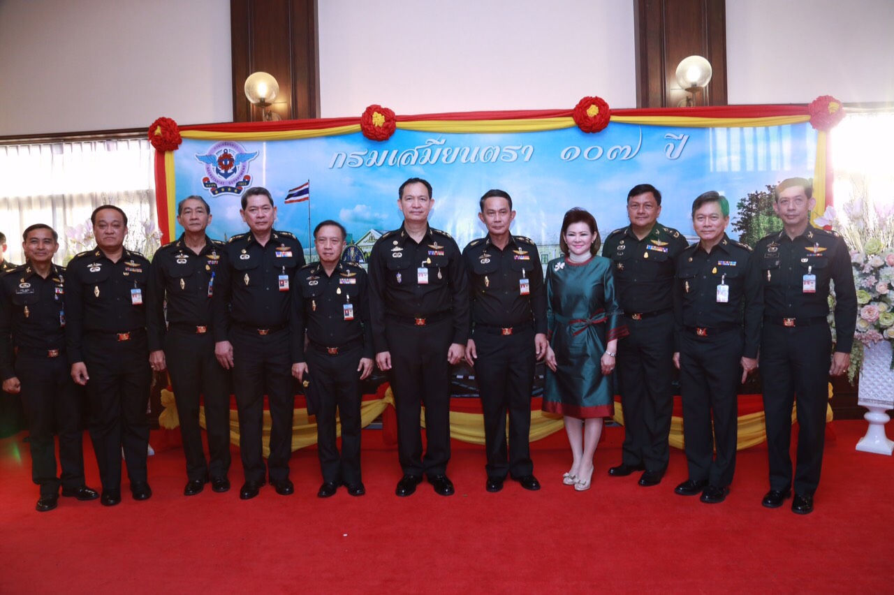 068 ปลัดกระทรวงกลาโหม พร้อมด้วย คุณผ่องพรรณ จันทร์โอชา นายกสมาคมภริยาฯ ร่วมพิธีบำเพ็ญกุศลงานวันคล้ายวันสถาปนากรมเสมียนตรา ประจำปี ๒๕๕๙ (๑๐๗ปี) ณ ห้องสุรศักดิ์มนตรี ภายในศาลาว่าการกลาโหม