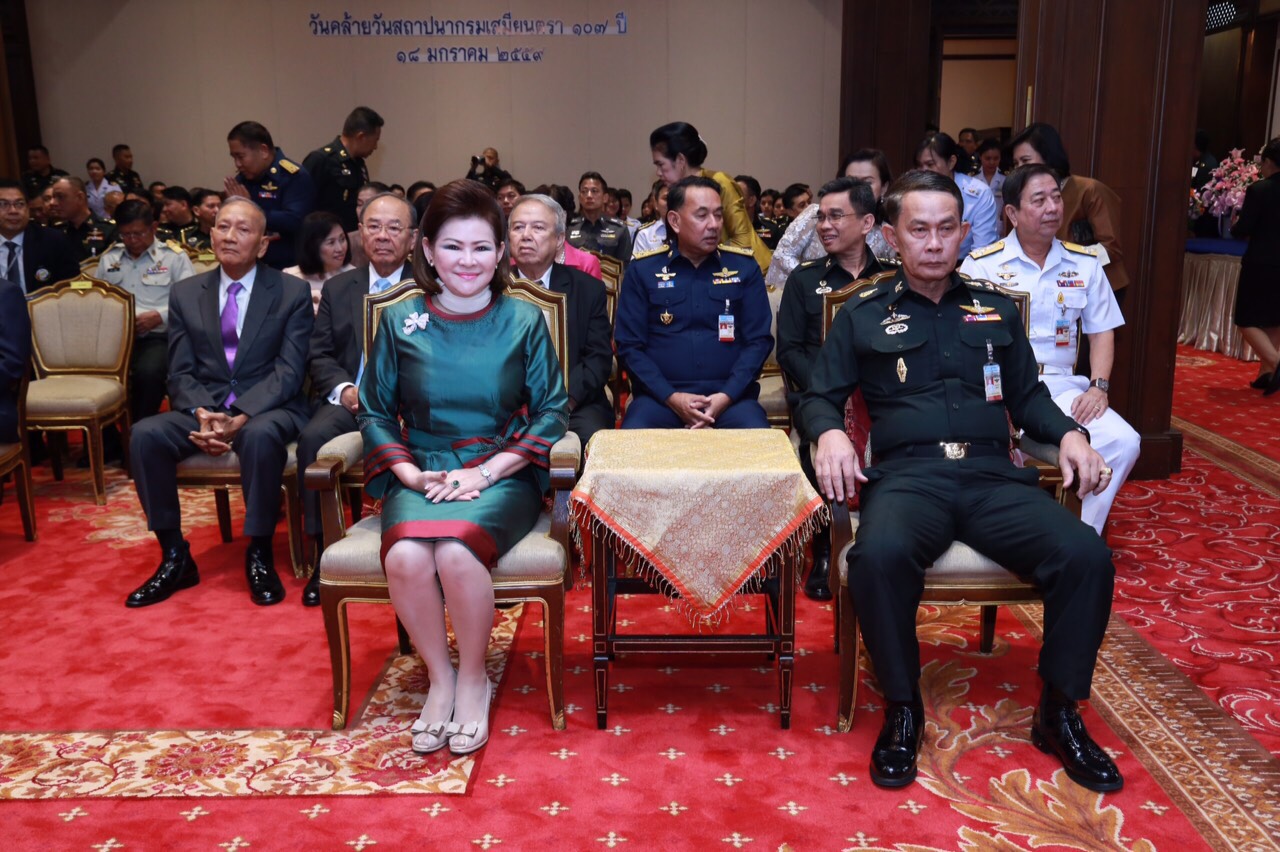 068 ปลัดกระทรวงกลาโหม พร้อมด้วย คุณผ่องพรรณ จันทร์โอชา นายกสมาคมภริยาฯ ร่วมพิธีบำเพ็ญกุศลงานวันคล้ายวันสถาปนากรมเสมียนตรา ประจำปี ๒๕๕๙ (๑๐๗ปี) ณ ห้องสุรศักดิ์มนตรี ภายในศาลาว่าการกลาโหม
