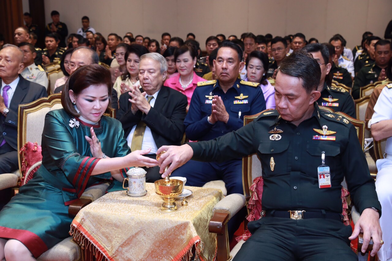 068 ปลัดกระทรวงกลาโหม พร้อมด้วย คุณผ่องพรรณ จันทร์โอชา นายกสมาคมภริยาฯ ร่วมพิธีบำเพ็ญกุศลงานวันคล้ายวันสถาปนากรมเสมียนตรา ประจำปี ๒๕๕๙ (๑๐๗ปี) ณ ห้องสุรศักดิ์มนตรี ภายในศาลาว่าการกลาโหม