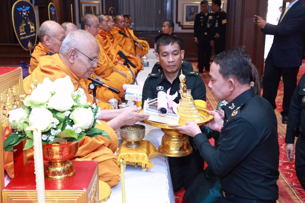 068 ปลัดกระทรวงกลาโหม พร้อมด้วย คุณผ่องพรรณ จันทร์โอชา นายกสมาคมภริยาฯ ร่วมพิธีบำเพ็ญกุศลงานวันคล้ายวันสถาปนากรมเสมียนตรา ประจำปี ๒๕๕๙ (๑๐๗ปี) ณ ห้องสุรศักดิ์มนตรี ภายในศาลาว่าการกลาโหม