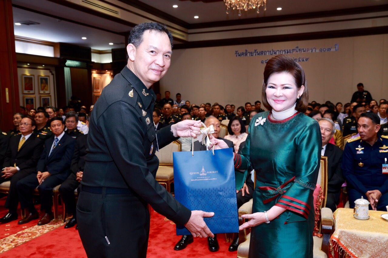 068 ปลัดกระทรวงกลาโหม พร้อมด้วย คุณผ่องพรรณ จันทร์โอชา นายกสมาคมภริยาฯ ร่วมพิธีบำเพ็ญกุศลงานวันคล้ายวันสถาปนากรมเสมียนตรา ประจำปี ๒๕๕๙ (๑๐๗ปี) ณ ห้องสุรศักดิ์มนตรี ภายในศาลาว่าการกลาโหม