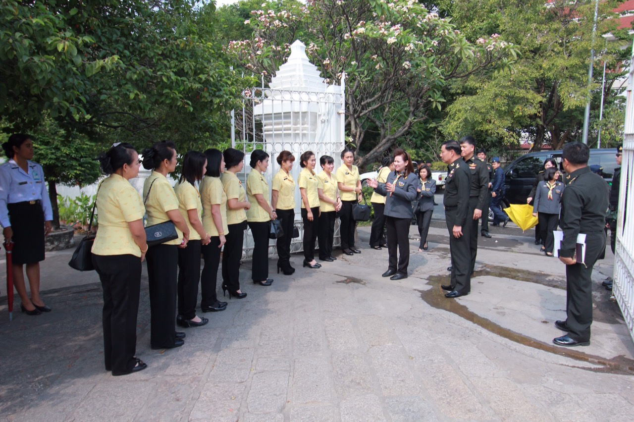 070 นายกสมาคมภริยาฯ นำอุปนายก และคณะกรรมการสมาคม ไปตรวจเยี่ยมโครงการที่ ศอว.ศอพท. จังหวัดลพบุรี โดยได้ไปสักการะรอยพระพุทธบาท จว.สระบุรี จากนั้นวางพวงมาลาสักการะอนุสาวรีย์สมเด็จพระนารายณ์มหาราช