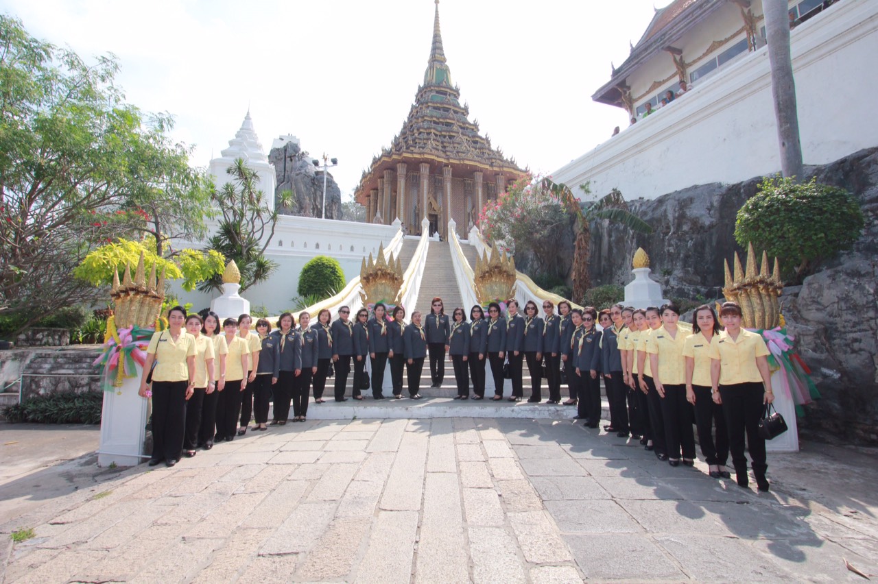 070 นายกสมาคมภริยาฯ นำอุปนายก และคณะกรรมการสมาคม ไปตรวจเยี่ยมโครงการที่ ศอว.ศอพท. จังหวัดลพบุรี โดยได้ไปสักการะรอยพระพุทธบาท จว.สระบุรี จากนั้นวางพวงมาลาสักการะอนุสาวรีย์สมเด็จพระนารายณ์มหาราช