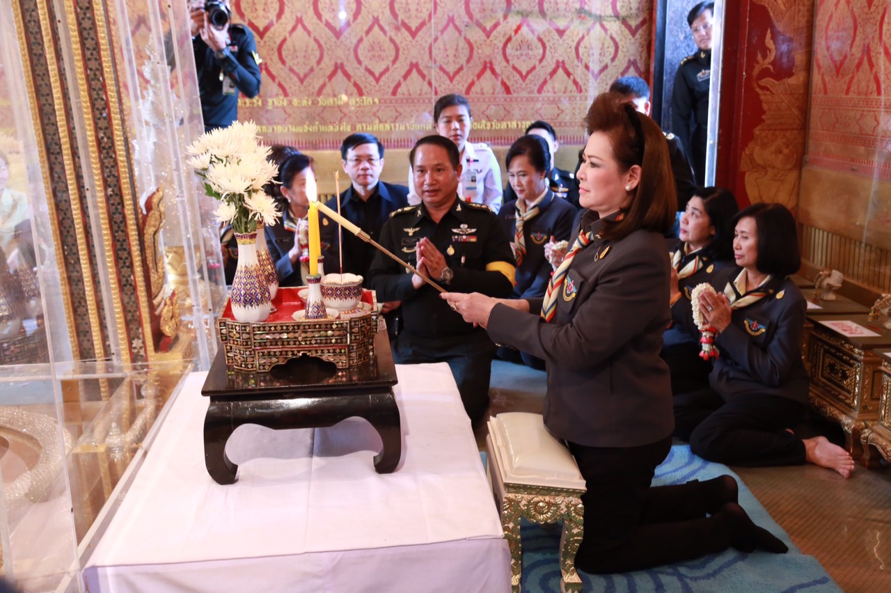 070 นายกสมาคมภริยาฯ นำอุปนายก และคณะกรรมการสมาคม ไปตรวจเยี่ยมโครงการที่ ศอว.ศอพท. จังหวัดลพบุรี โดยได้ไปสักการะรอยพระพุทธบาท จว.สระบุรี จากนั้นวางพวงมาลาสักการะอนุสาวรีย์สมเด็จพระนารายณ์มหาราช