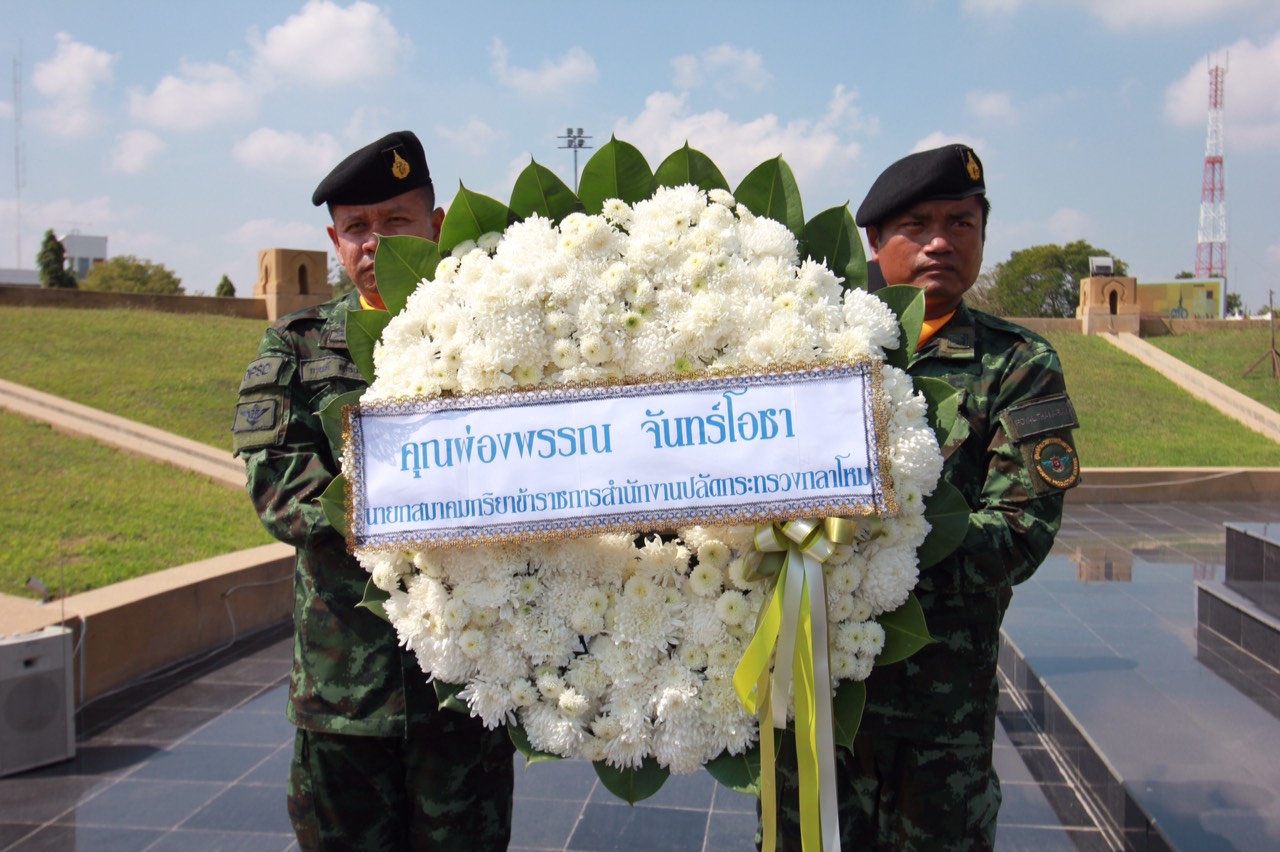 070 นายกสมาคมภริยาฯ นำอุปนายก และคณะกรรมการสมาคม ไปตรวจเยี่ยมโครงการที่ ศอว.ศอพท. จังหวัดลพบุรี โดยได้ไปสักการะรอยพระพุทธบาท จว.สระบุรี จากนั้นวางพวงมาลาสักการะอนุสาวรีย์สมเด็จพระนารายณ์มหาราช