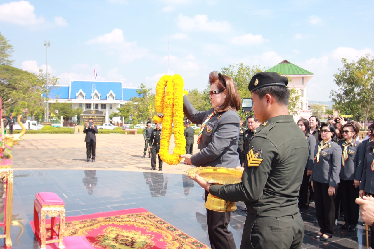 070 นายกสมาคมภริยาฯ นำอุปนายก และคณะกรรมการสมาคม ไปตรวจเยี่ยมโครงการที่ ศอว.ศอพท. จังหวัดลพบุรี โดยได้ไปสักการะรอยพระพุทธบาท จว.สระบุรี จากนั้นวางพวงมาลาสักการะอนุสาวรีย์สมเด็จพระนารายณ์มหาราช