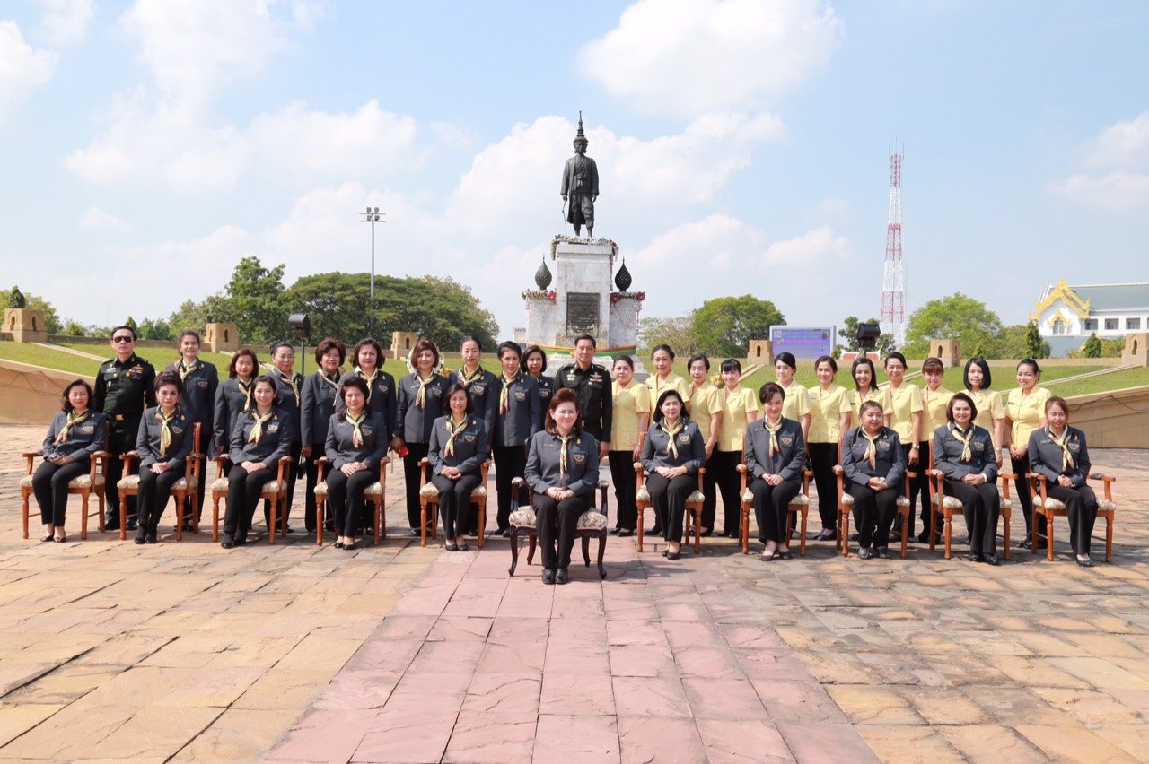 070 นายกสมาคมภริยาฯ นำอุปนายก และคณะกรรมการสมาคม ไปตรวจเยี่ยมโครงการที่ ศอว.ศอพท. จังหวัดลพบุรี โดยได้ไปสักการะรอยพระพุทธบาท จว.สระบุรี จากนั้นวางพวงมาลาสักการะอนุสาวรีย์สมเด็จพระนารายณ์มหาราช